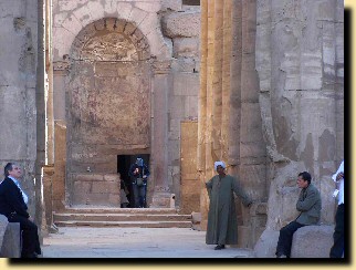 Ce vestibule faisant suite  la salle hypostyle, fut transform  l'poque Romaine en chapelle voue au culte imprial.